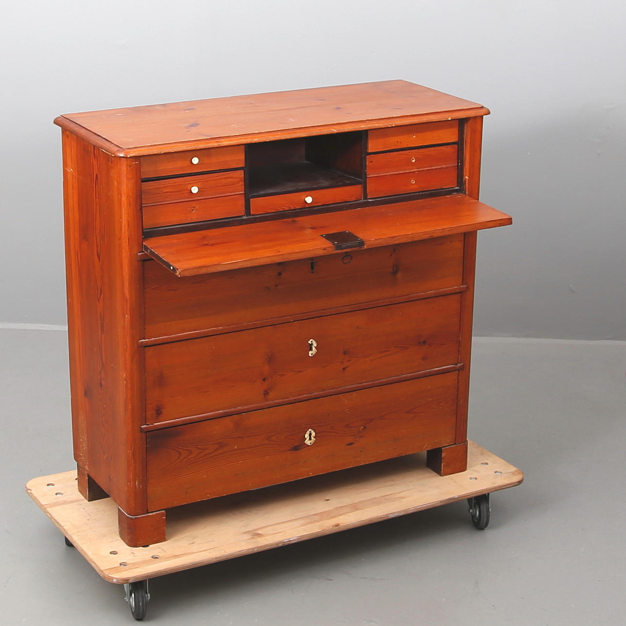 BYRÅ MED SKRIVKLAFF, 1800-tal.