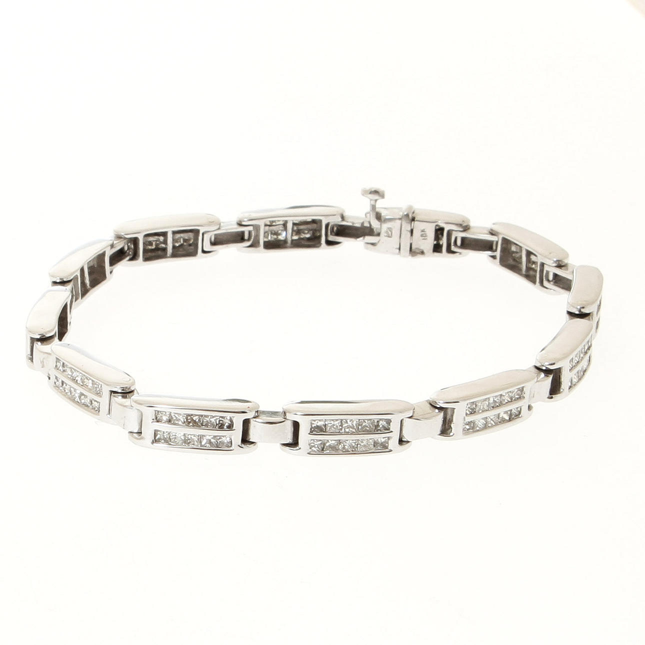 ARMSMYCKE, 18k vitguld med små diamanter, totalt ca 4,80 ct, vikt 21,5 gram.