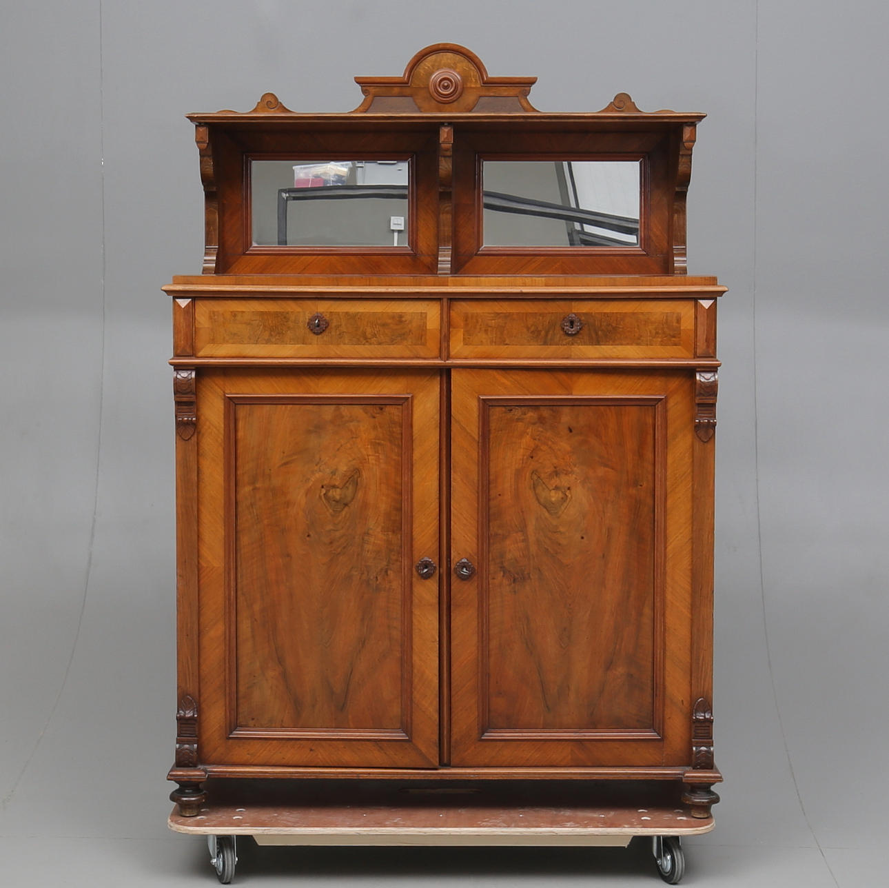 SPEGELSKÄNK, 1800-talets andra hälft.