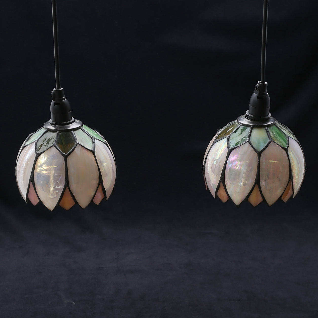 FÖNSTERLAMPOR, ett par, "Tiffanystil".