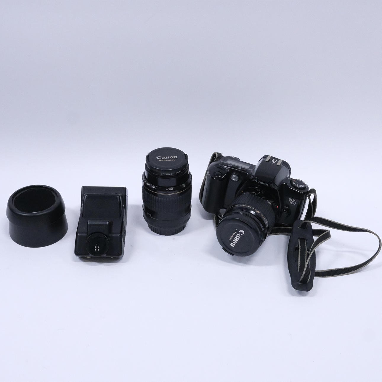 KANON. KAMERAGEHÄUSE, „EOS 500" UND ZWEI OBJEKTIVE.