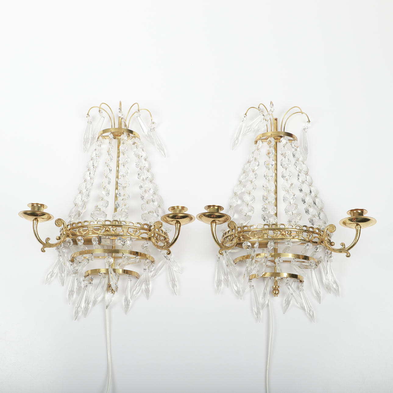 VÆGLAMPER, et par, messing med prismer, 1900-tallet.