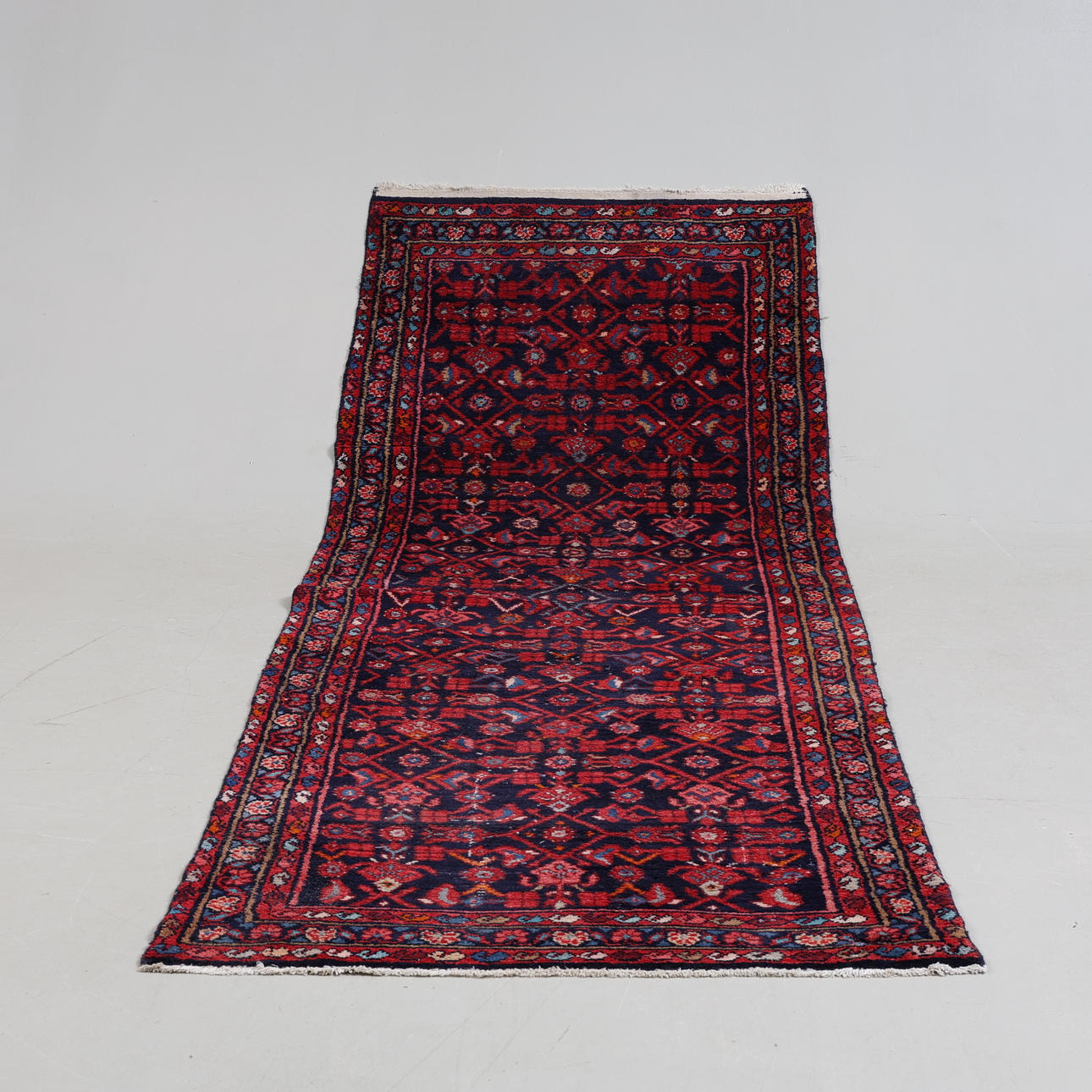 A gallery model carpet, Persian. Approx. 310 x 96 cm.