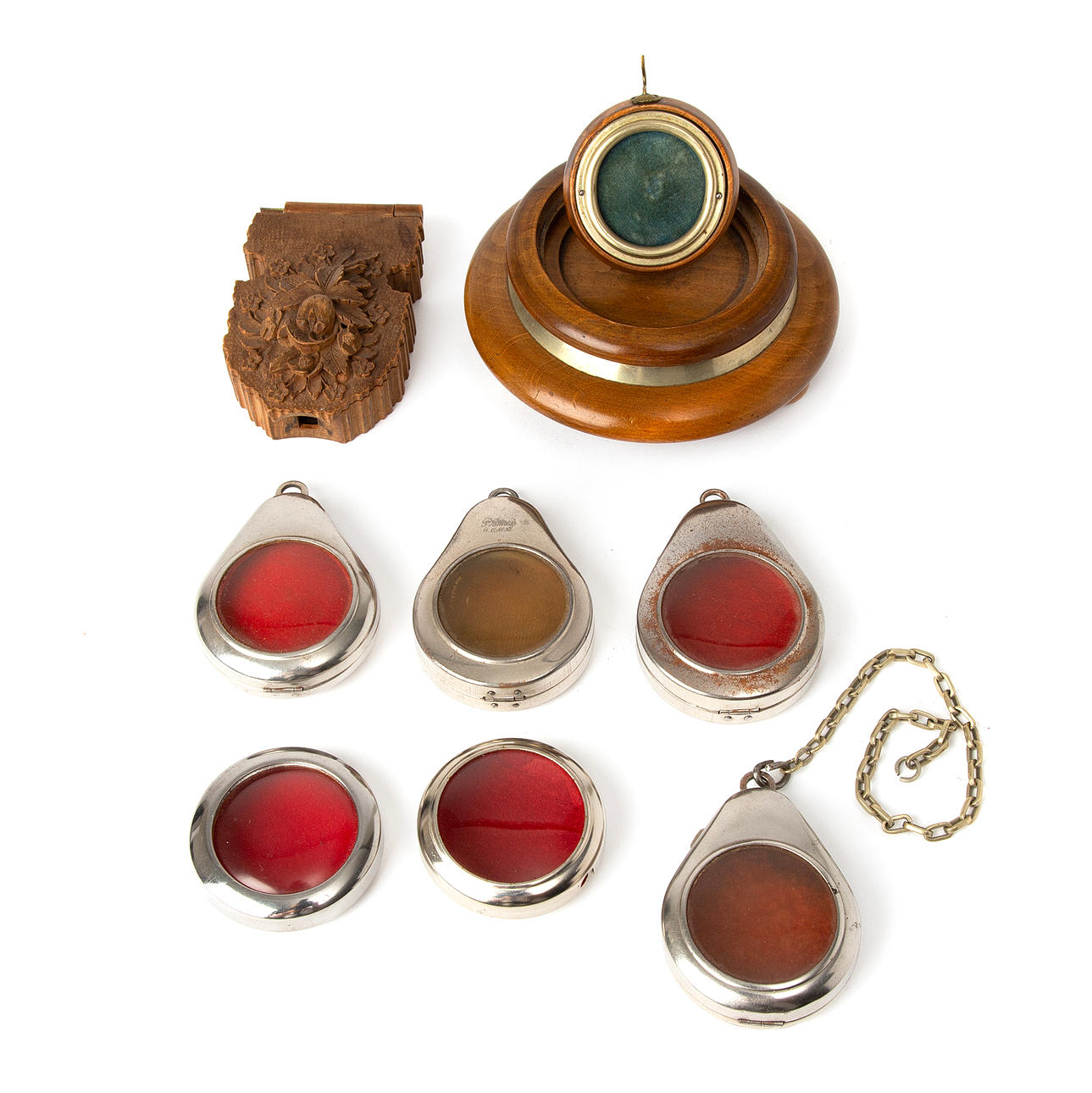 7 taskukellon kätköä, puuta ja metallia.