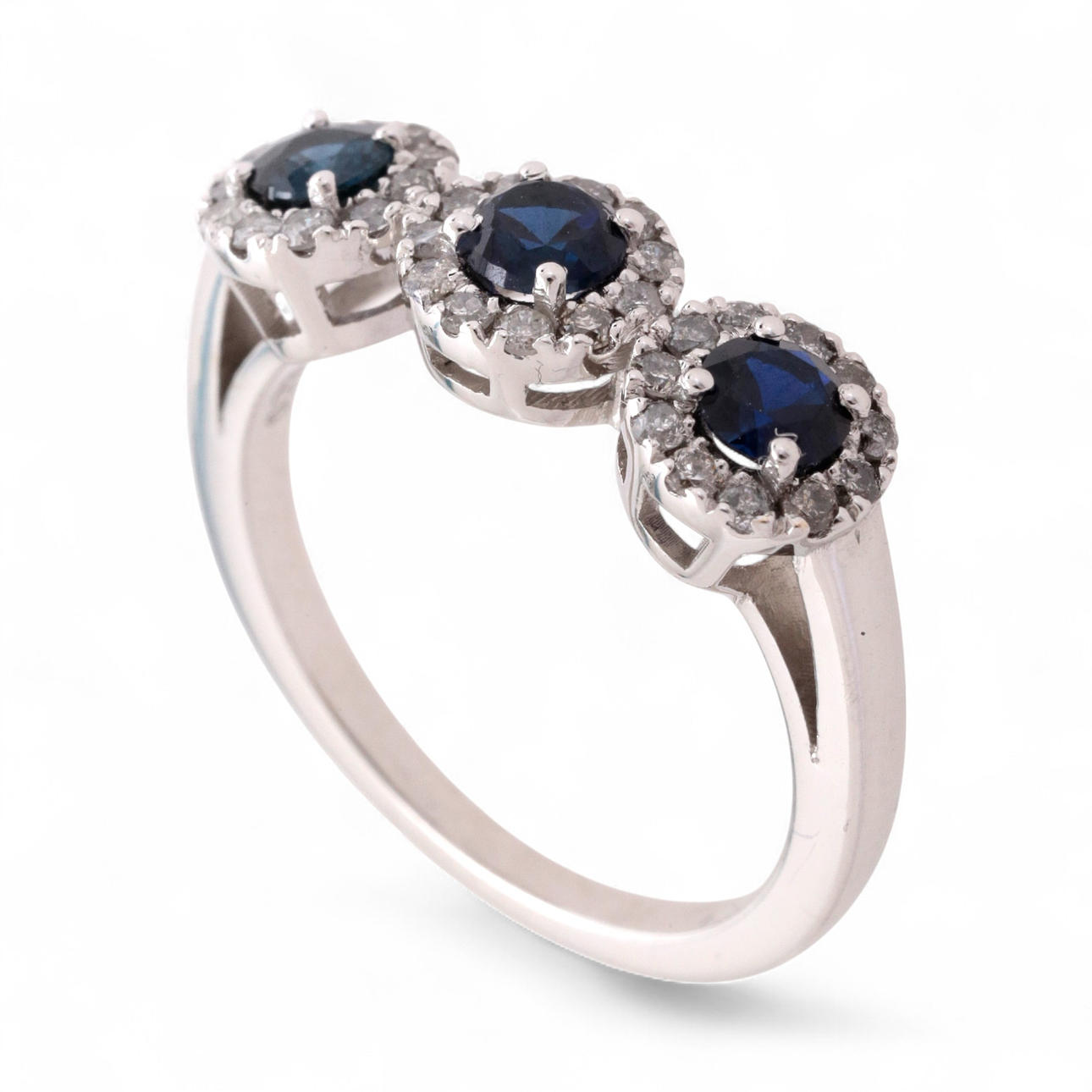 Tripletti timantti- ja safiirirengas.