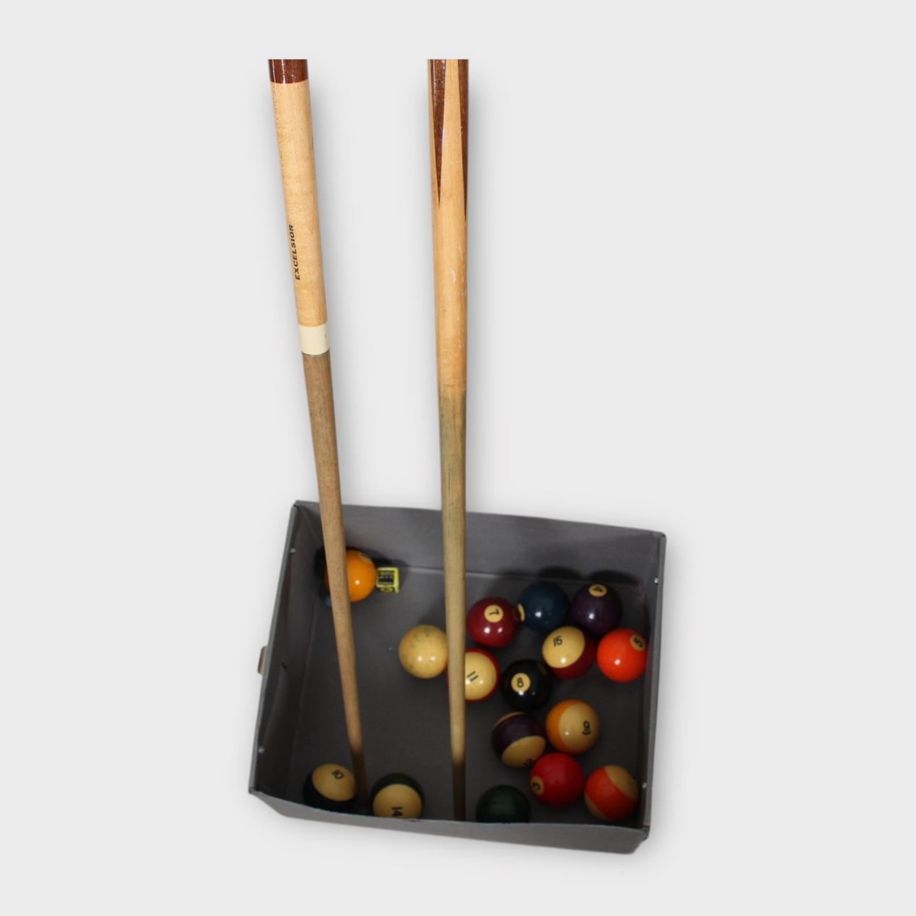 BILLIARD ACCESSORIES, partly queues and balls.