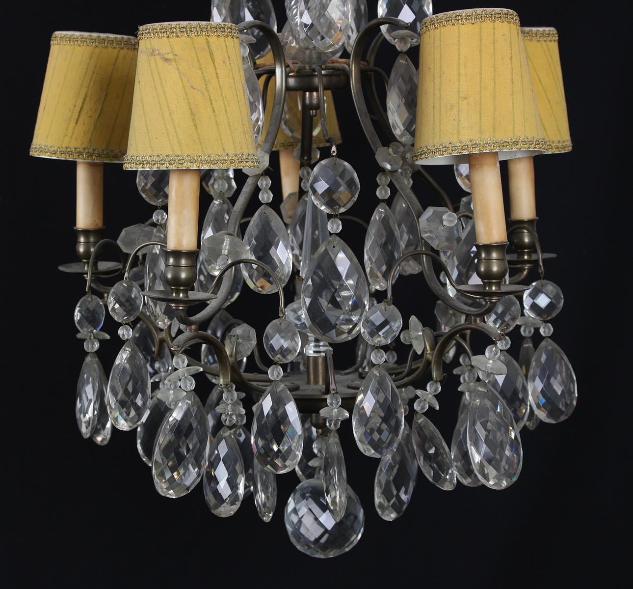 LÁMPARA DE TECHO con prismas, de estilo barroco.