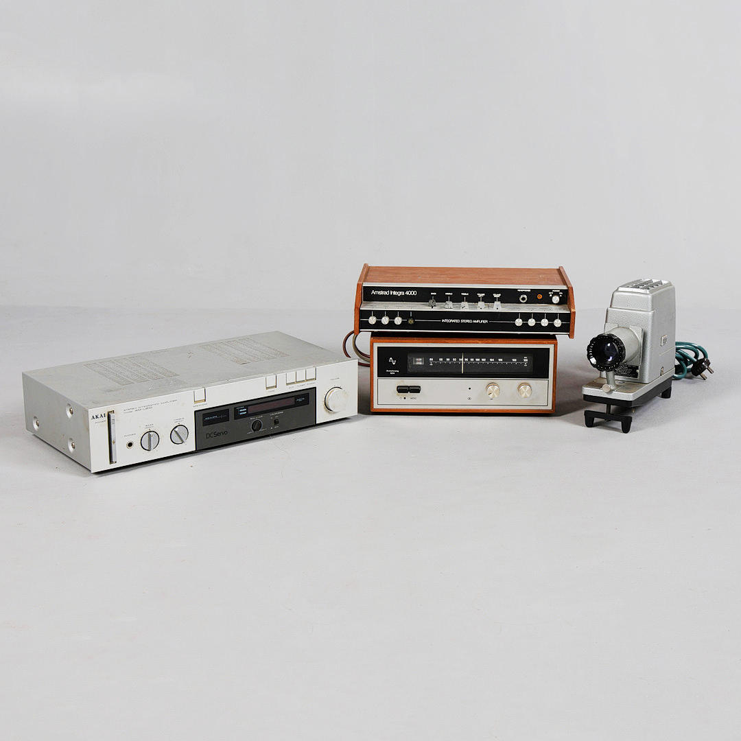 TWO AMPLIFIER'S A PROJECTOR AND AN BROADCAST RECEIVER (4).