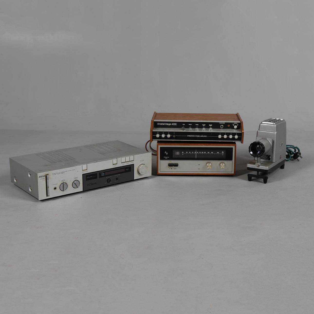 TWO AMPLIFIER'S A PROJECTOR AND AN BROADCAST RECEIVER (4).