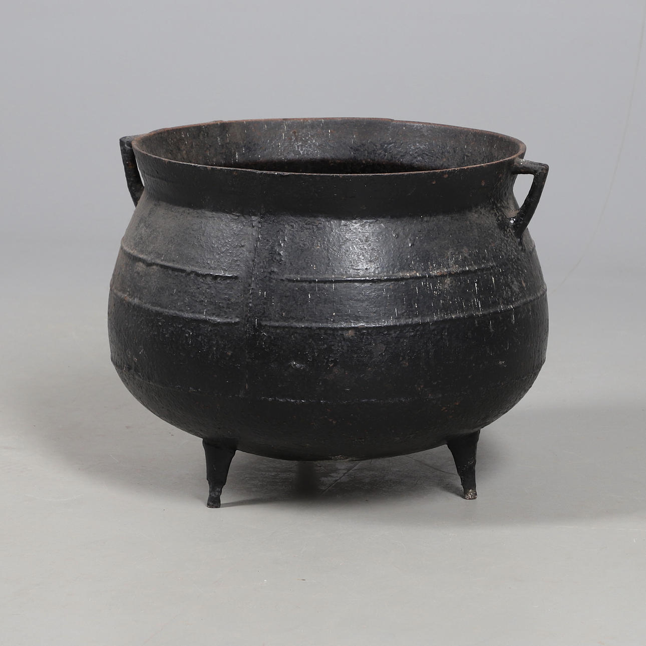 EN GJUTJÄRNS HÄXGRYTA.