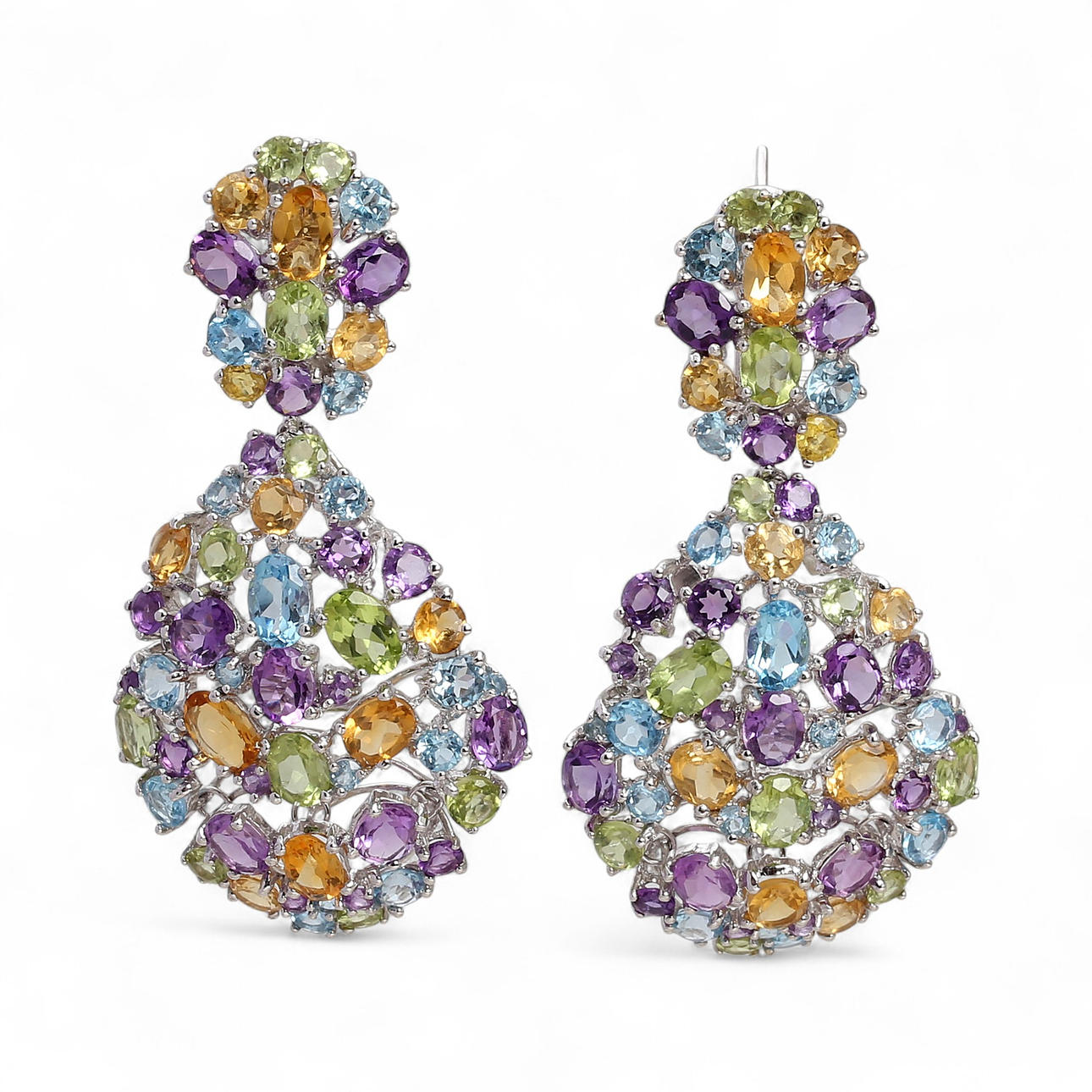 Pendientes largos de pedrería multicolor.