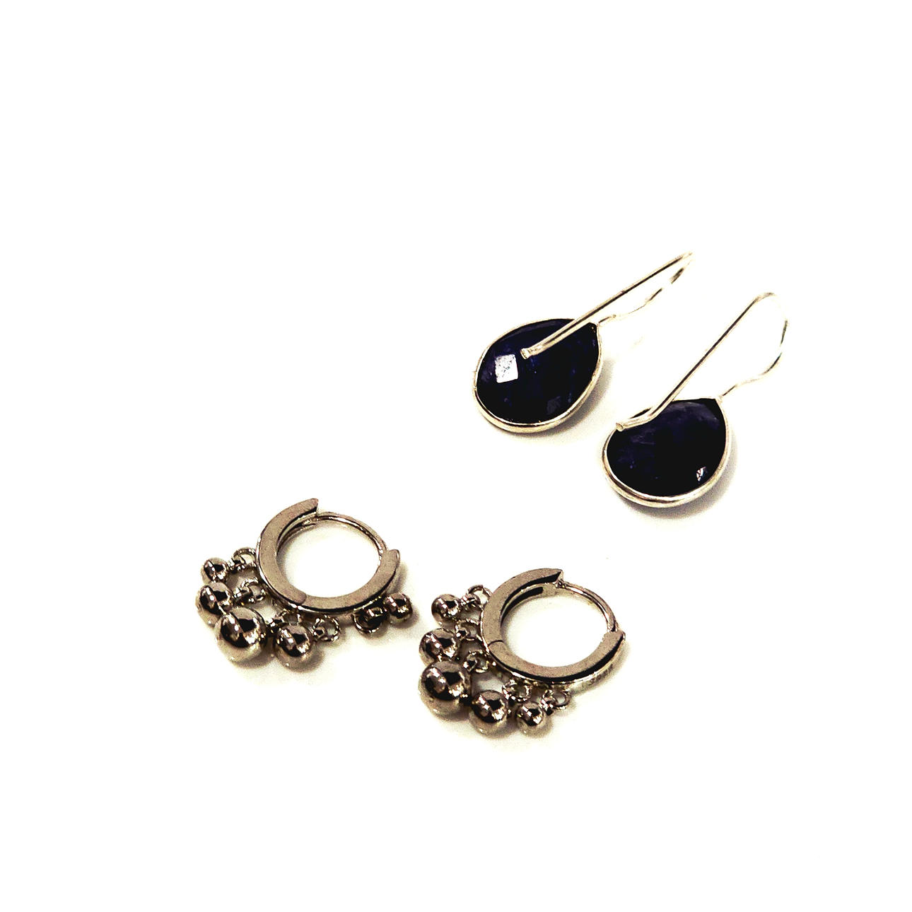 2 par sølv øreringe. Sapphire cabochon og „bold“ -mobiler. Helt ny.