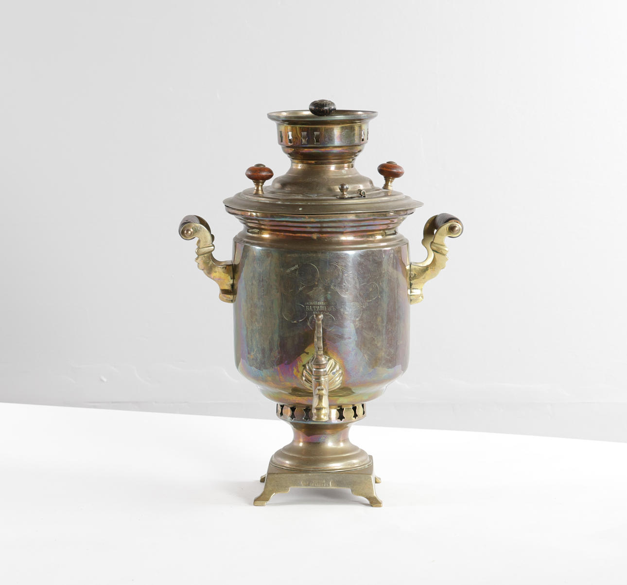 Venäläinen samovar messingistä.