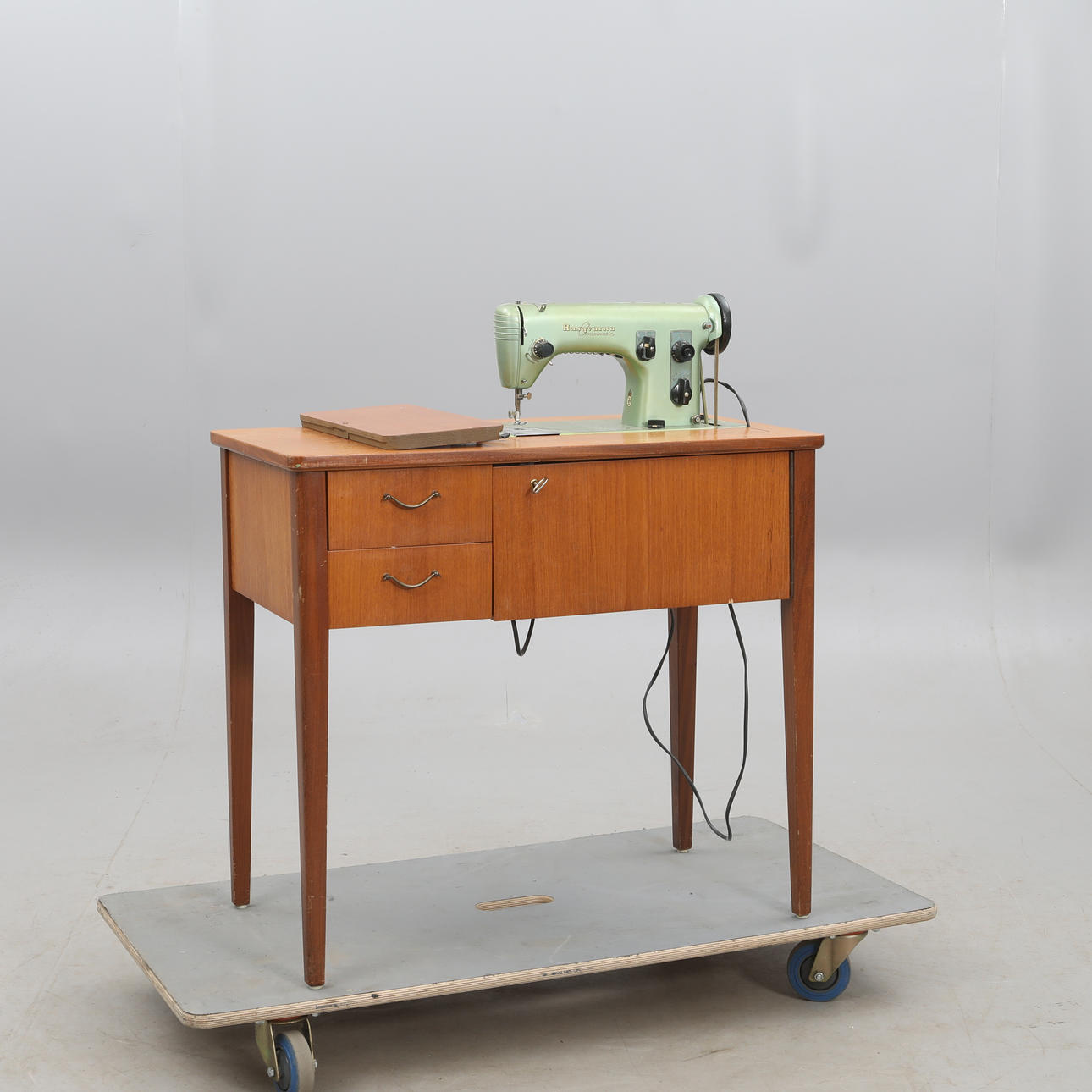 MÁQUINA DE COSER, con muebles de teca, automática Husqvarna.