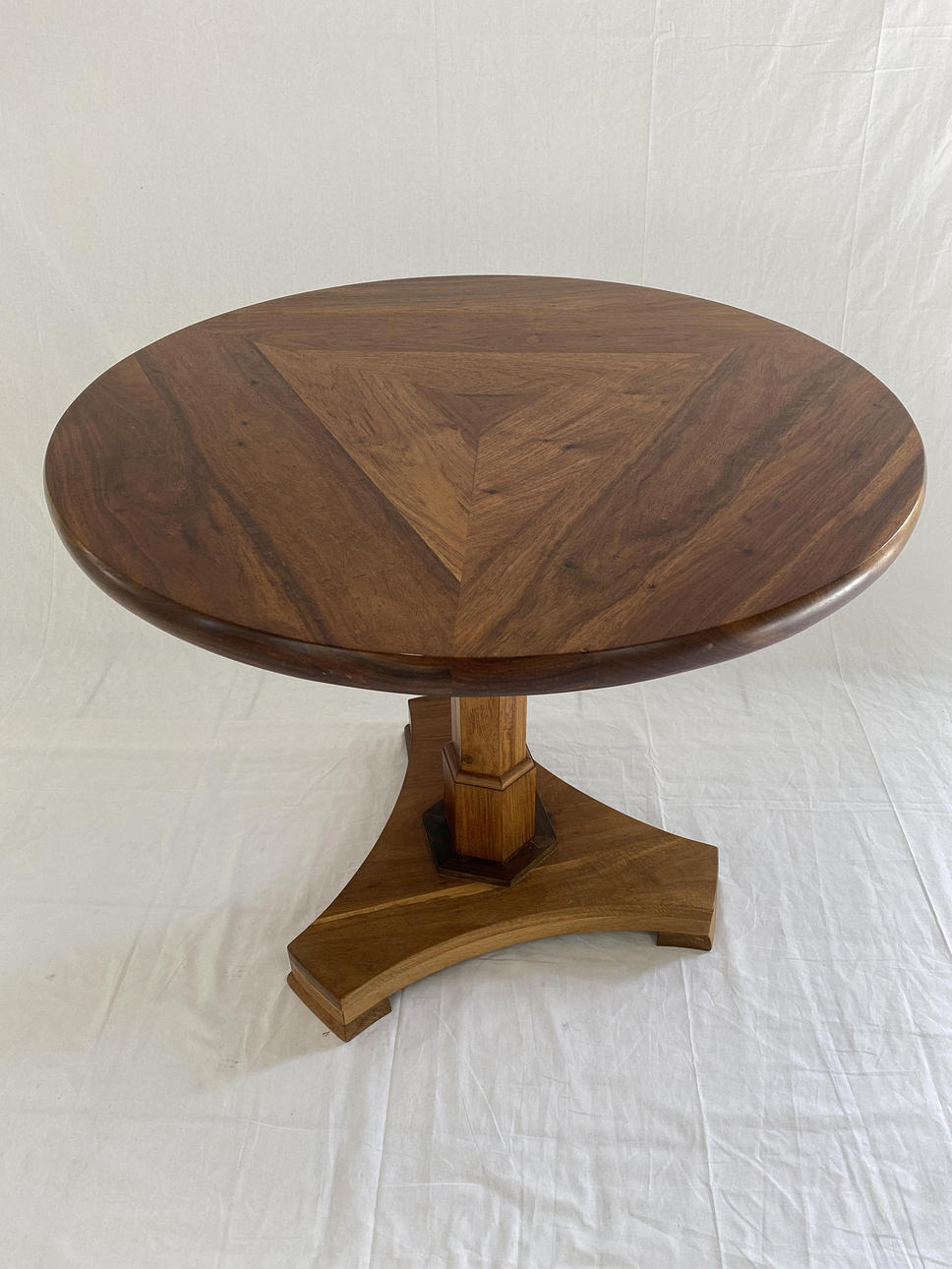 Biedermeier style round table - walnut veneer, ca.76.5x89cm.