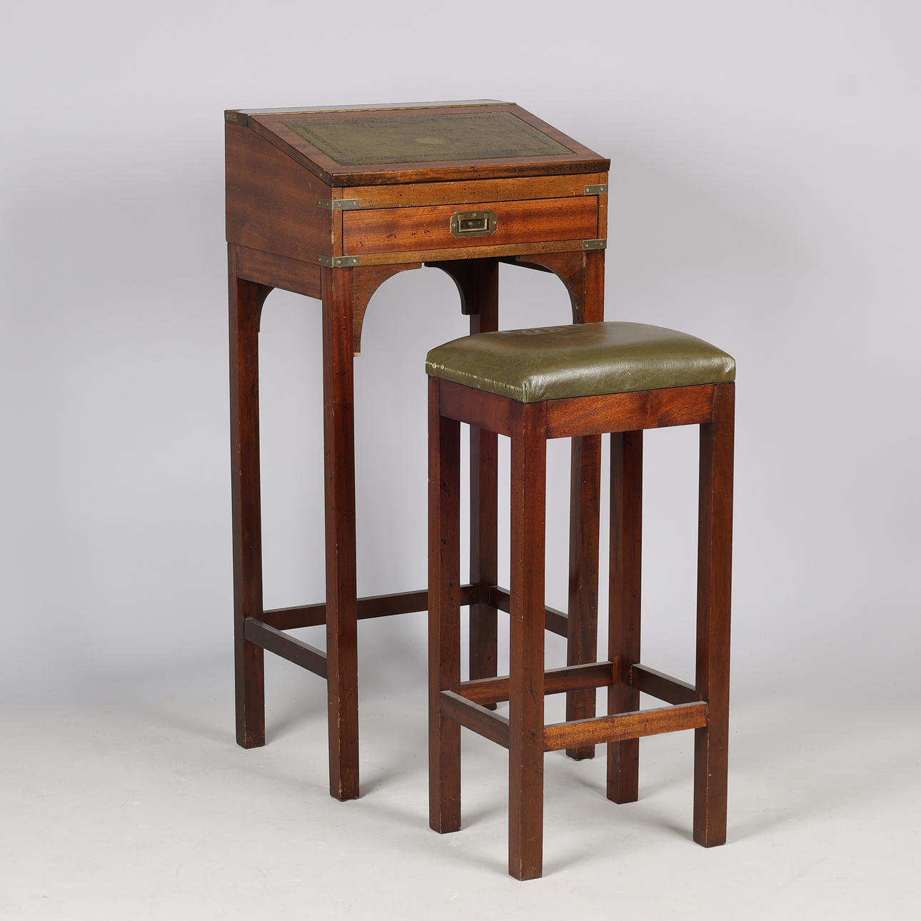 Escritorio de caoba con taburete de estilo militar inglés (2).