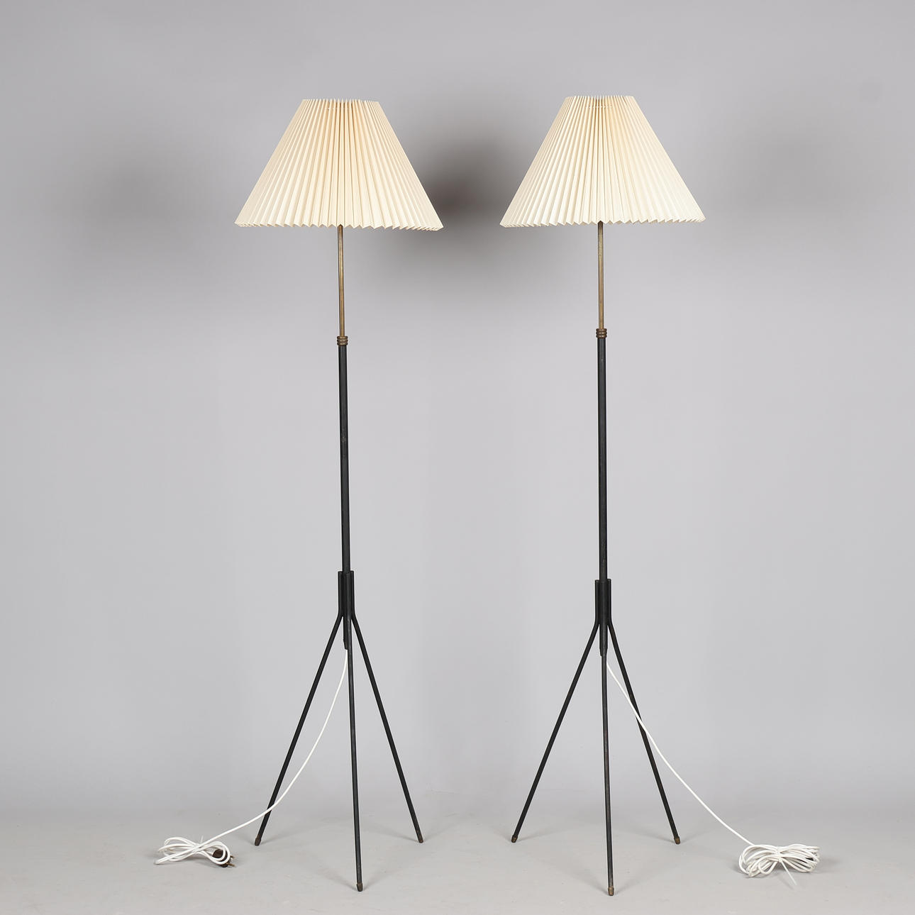 SVEND AAGE HOLM SØRENSEN. Attributed to. A pair of tripod floor lamps cannellated, height adjustable in black lacquered metal and brass, Danish lamp manufacturer, Denmark, ca.1960s, (2).