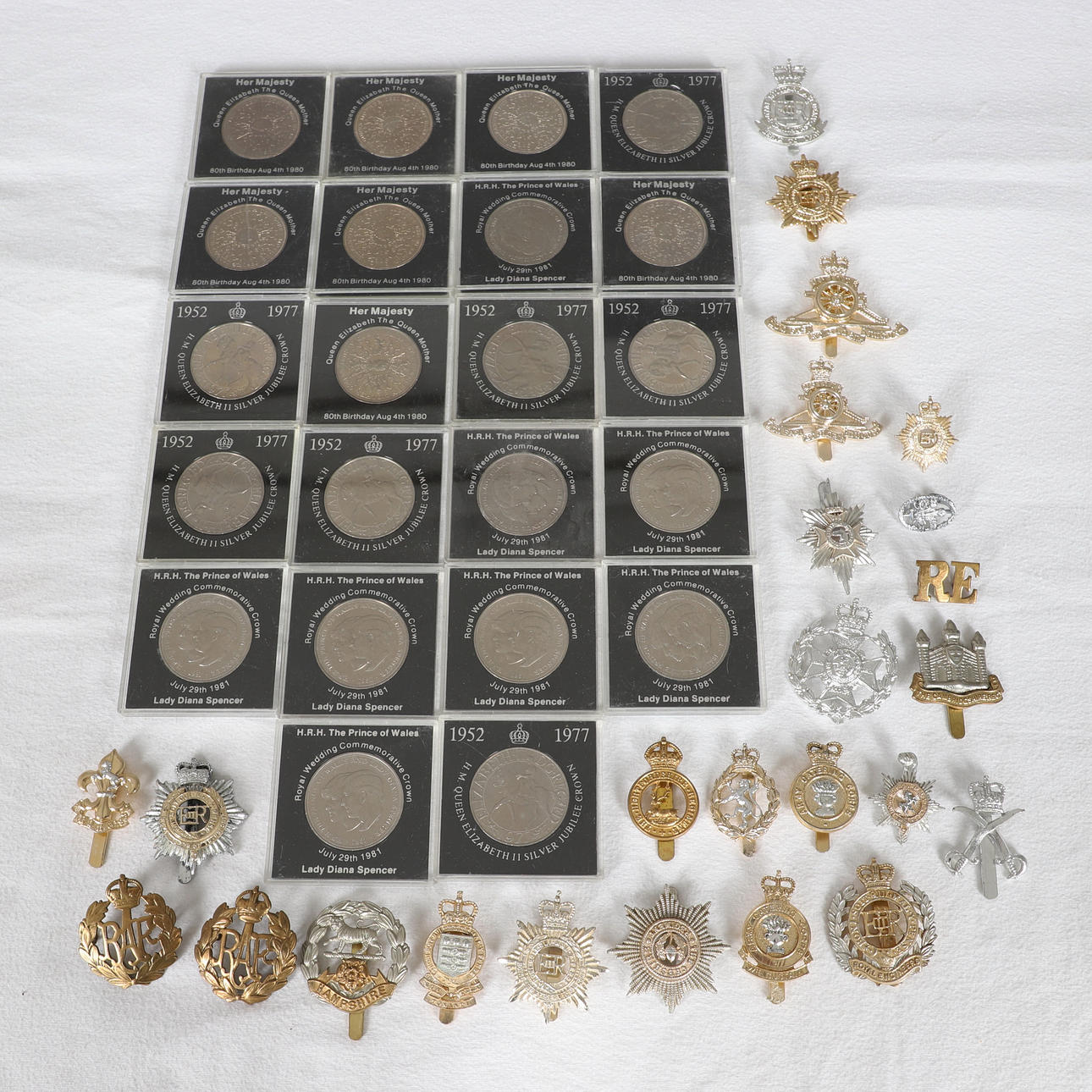A COLLECTION OF PREDECIMAL COINS AND CAP BADGES.
