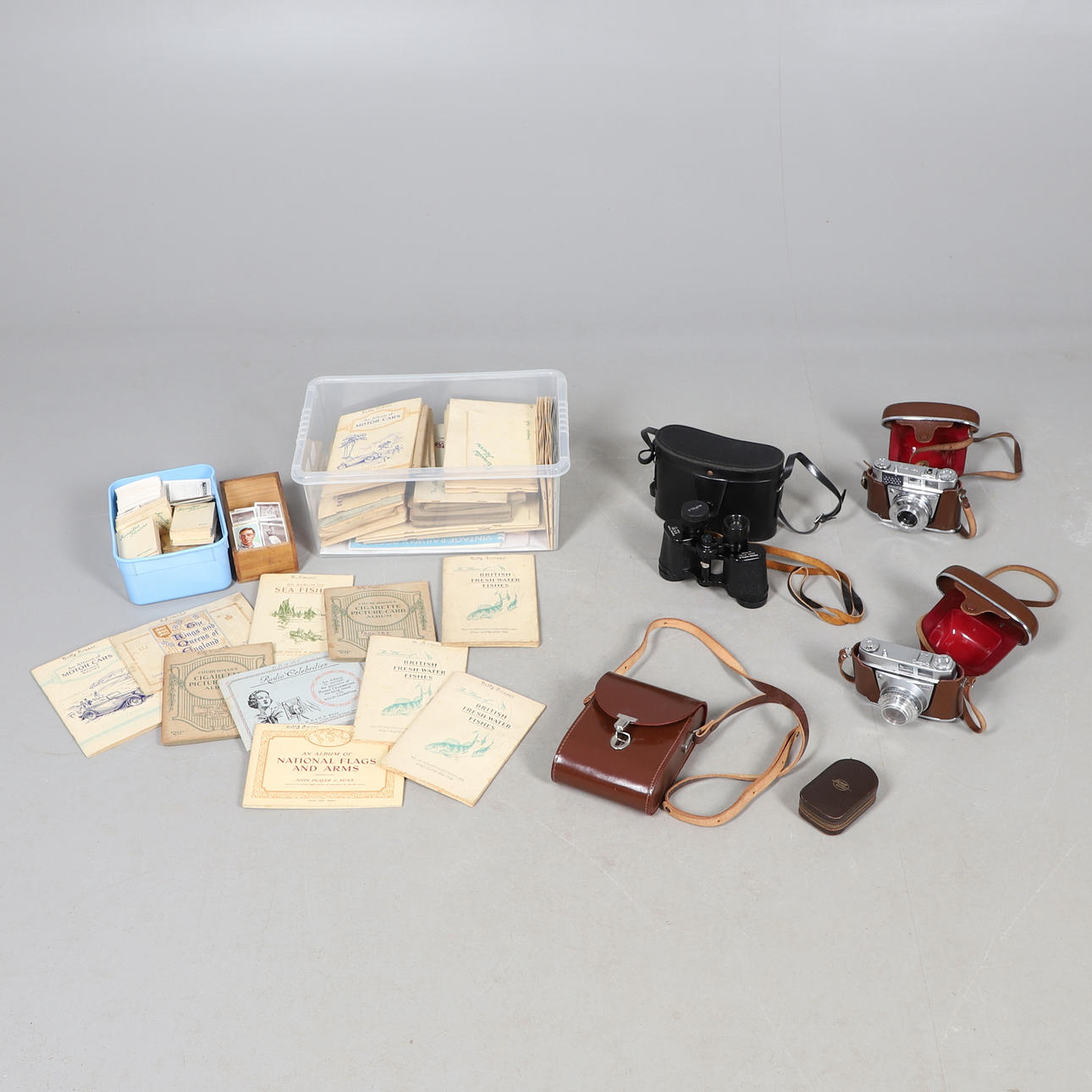 A QUANTITY OF CIGARETTE CARDS.