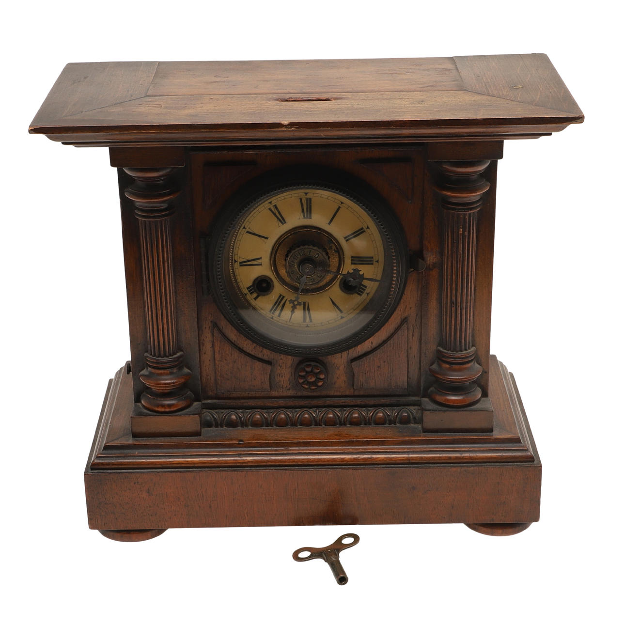 AN EDWARDIAN OAK CASED MANTEL CLOCK.