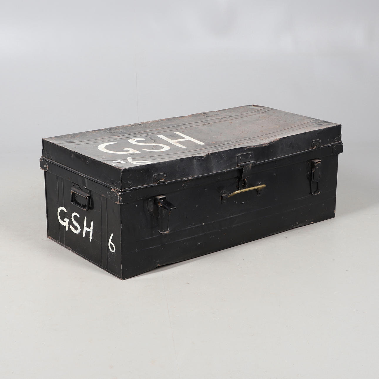 EN MILITÄR SVART TENNSTAM.