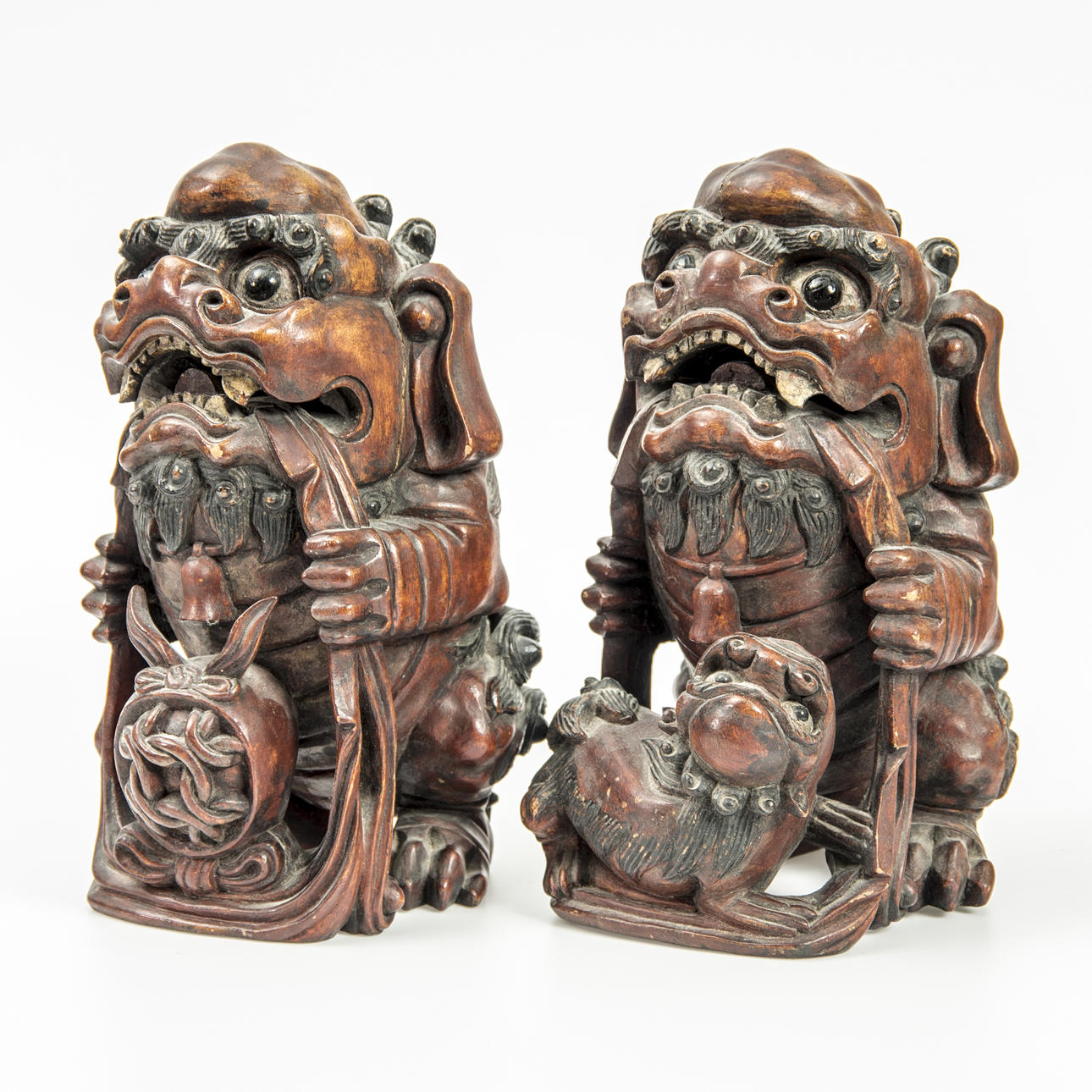 SKULPTURER, tempellejon, snidat trä, 1900-tal.