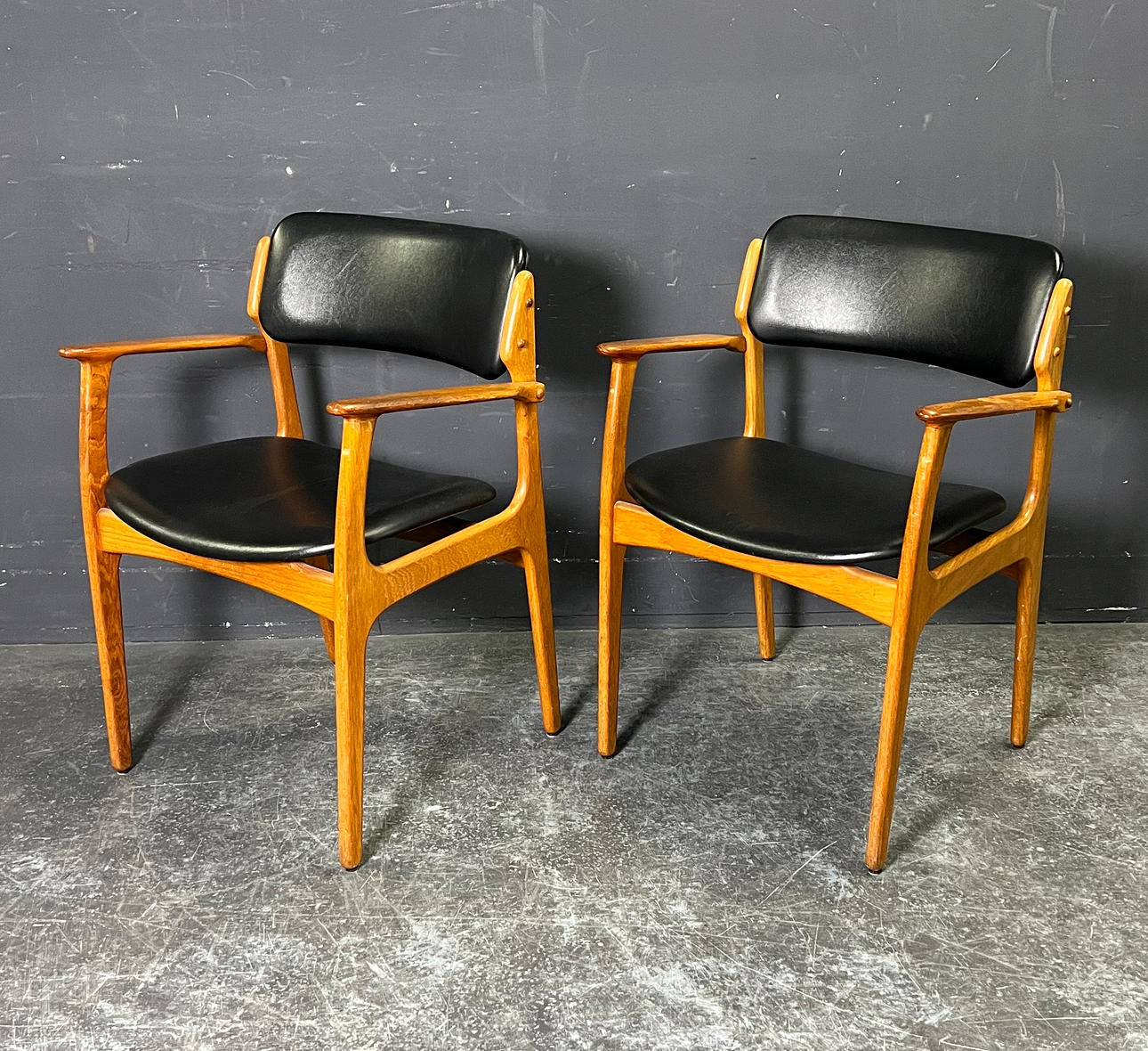 ERIK BUCH. ZWEI ARMLEHNSTÜHLE (2).