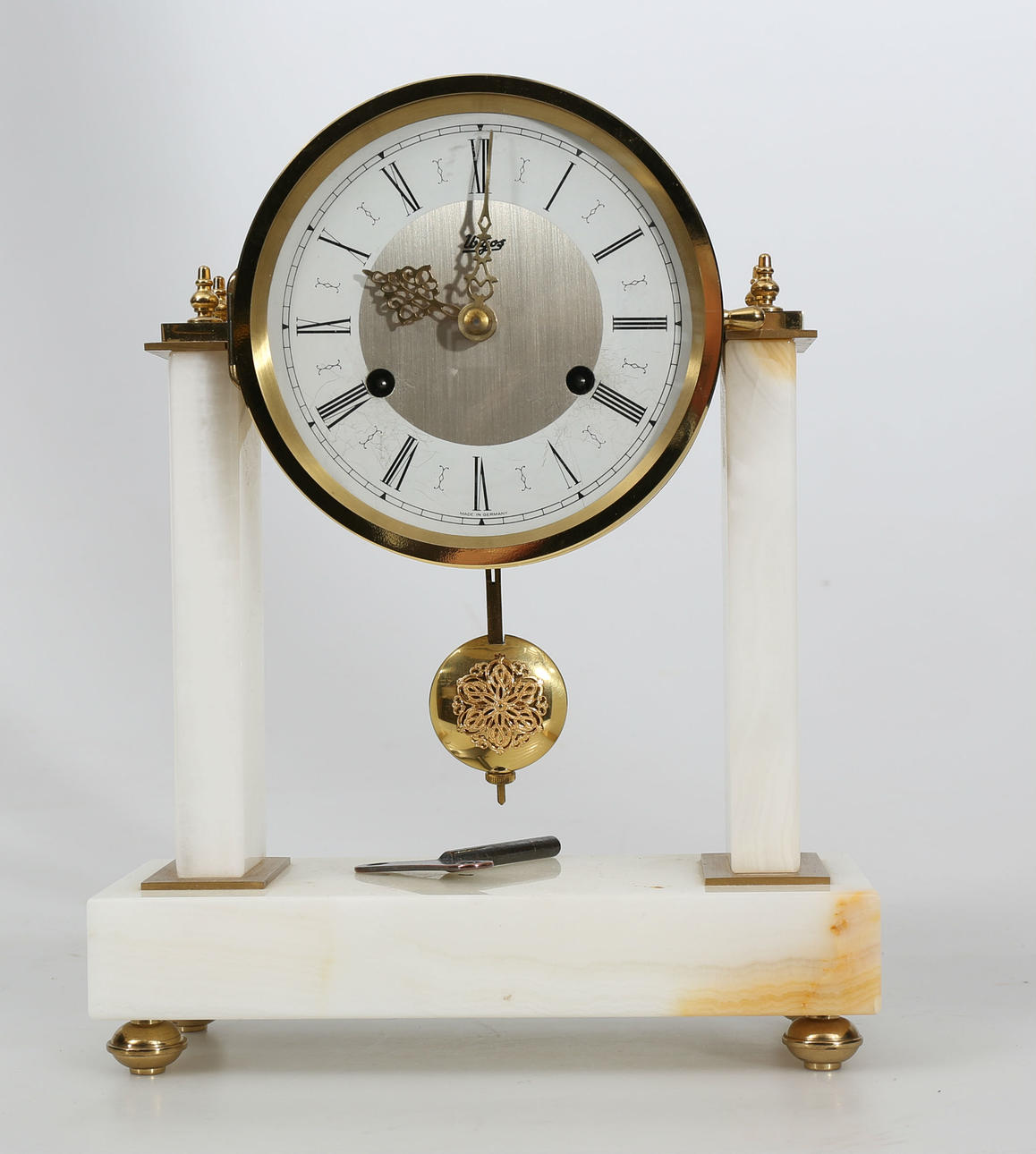 BORDSUR, mässing och sten, Urgos, 1900-talets andra hälft.