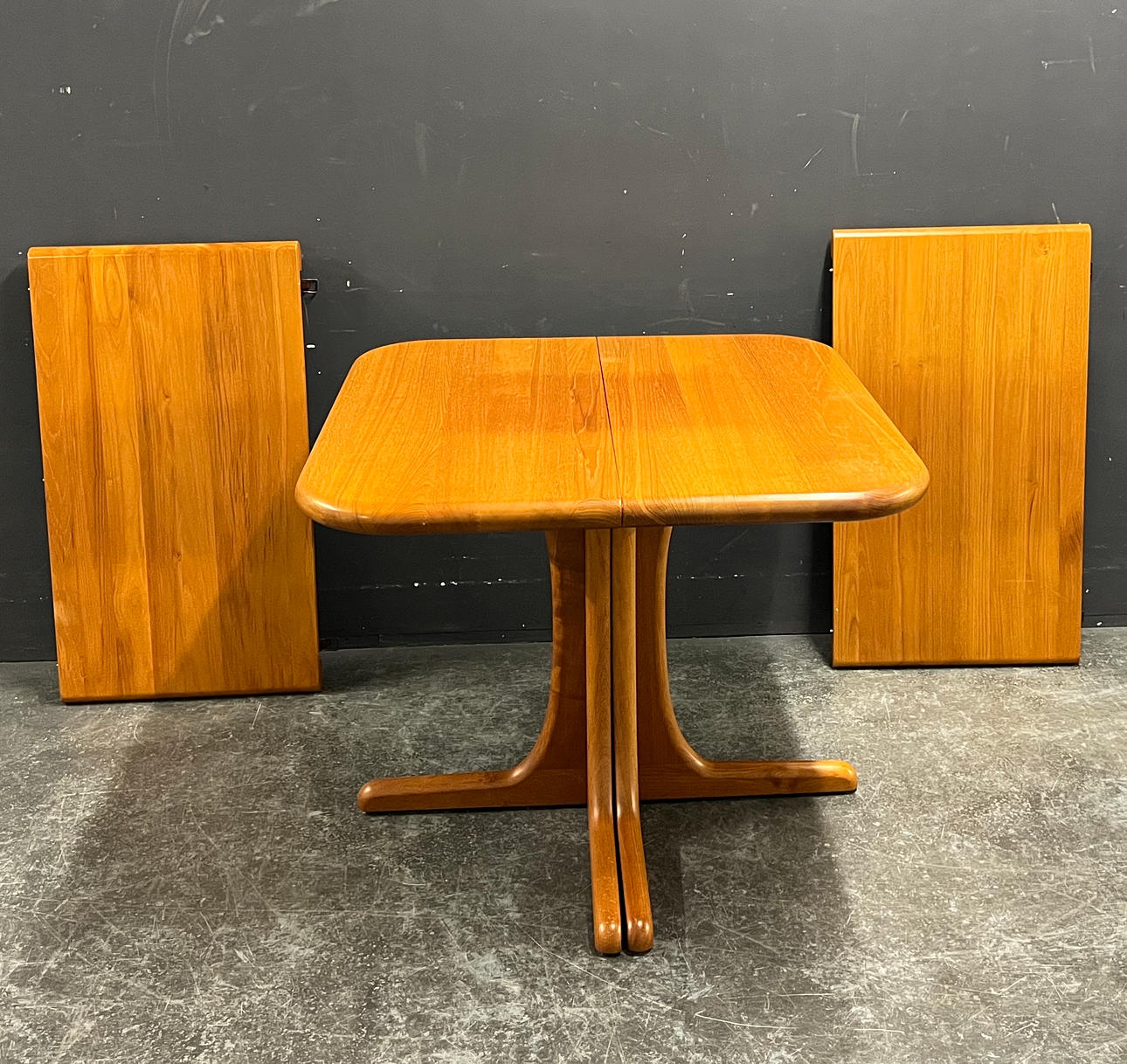 EXTENDABLE TEAK DINING TABLE.