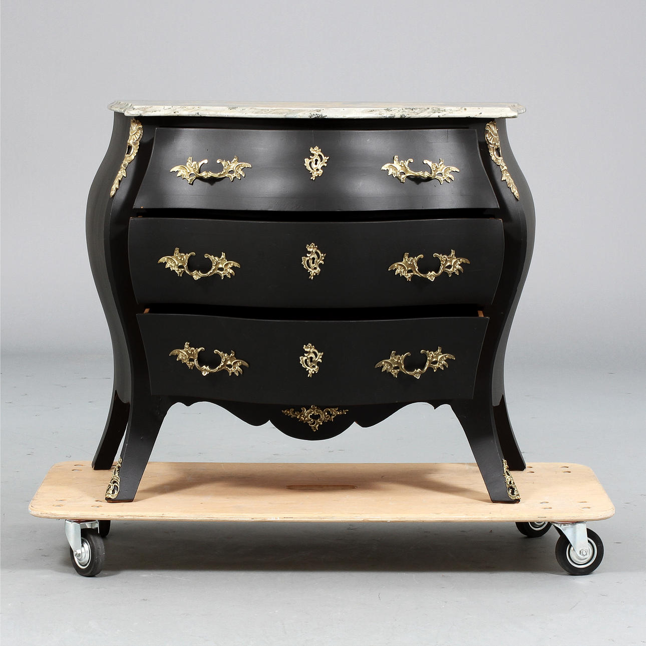 BYRÅ, rokokostil, tidigt 1900-tal.