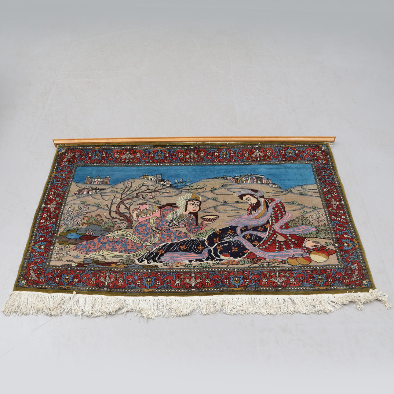 A 20th century figurative rug. 154x92cm.
