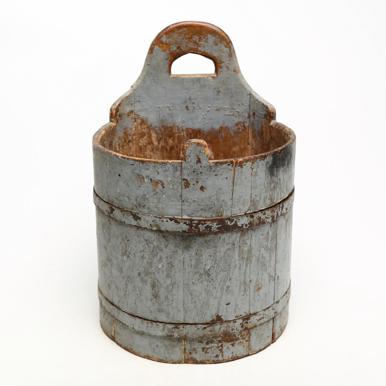 VÆGBEHOLDERE, træ/metalbånd, allmoge.