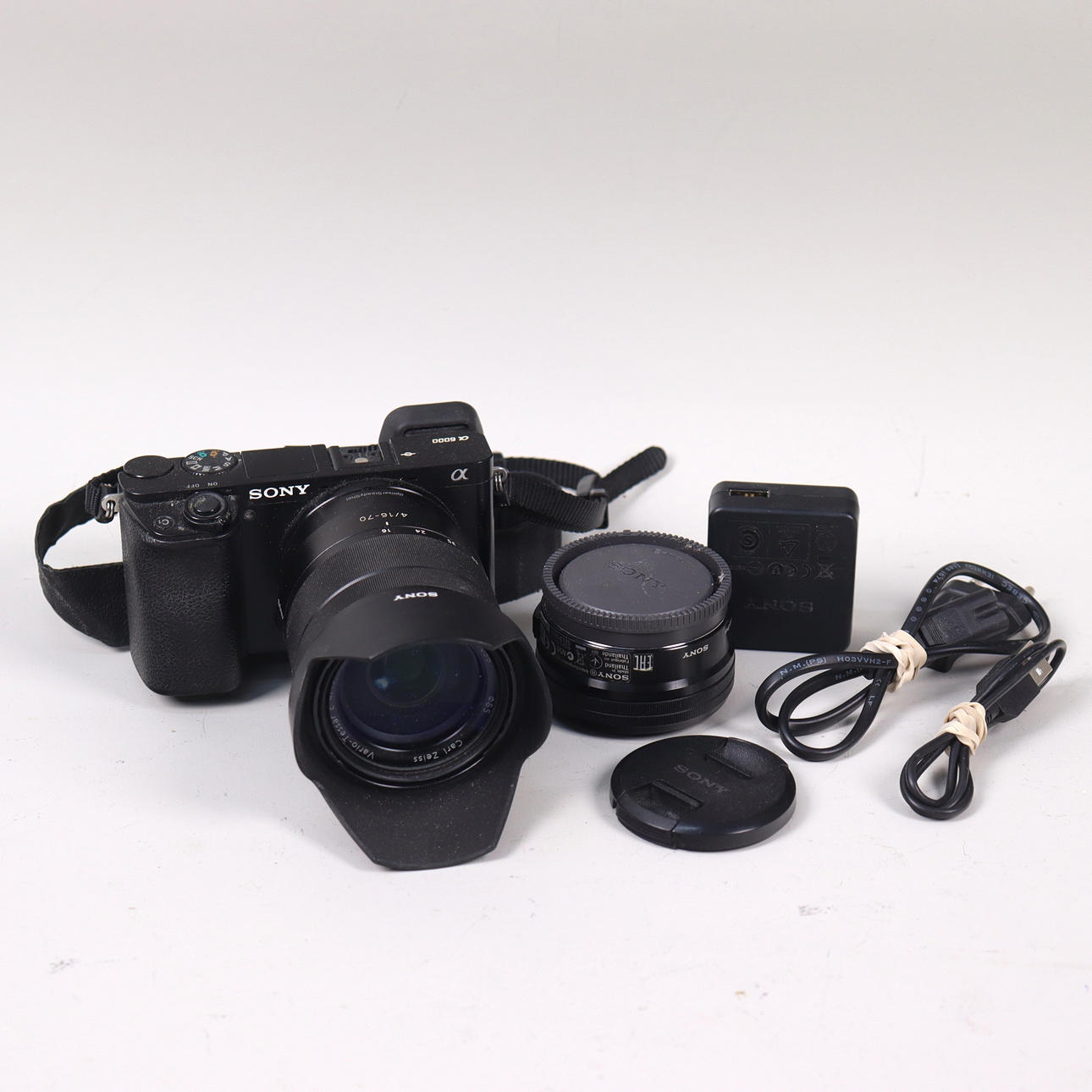 SONY A600, digital system camera with accessories.
