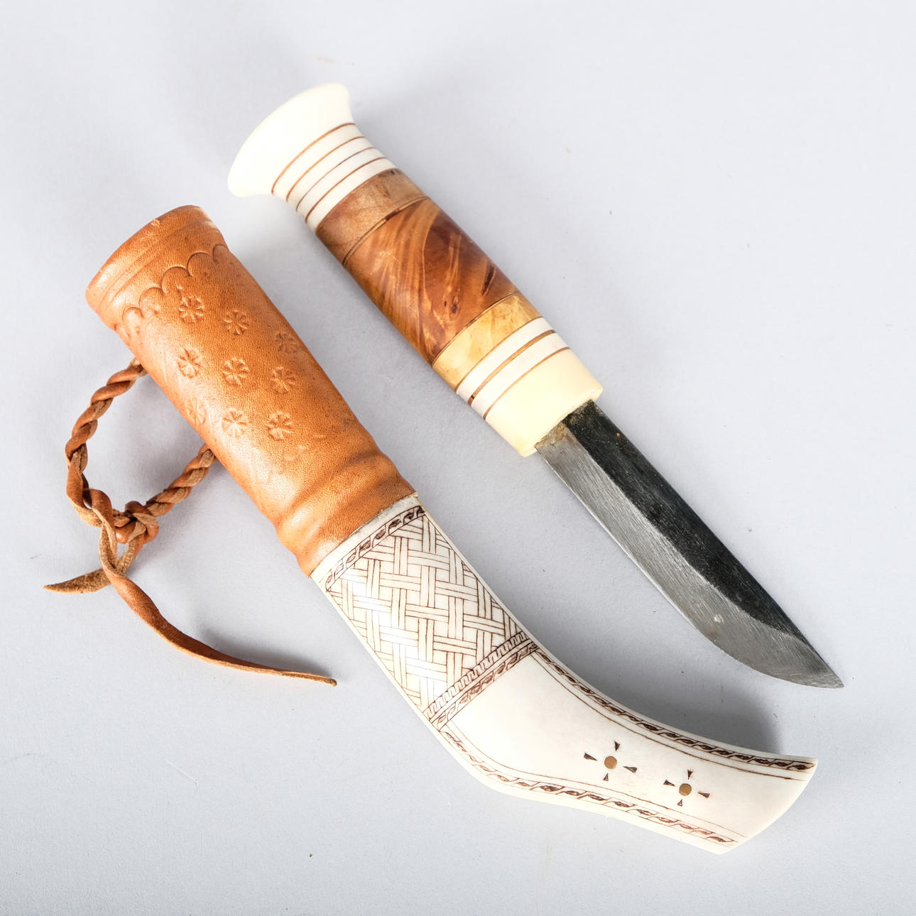 OIDENTIFIERAD SLÖJDARE. Halbhornmesser, Signiert, 1989.