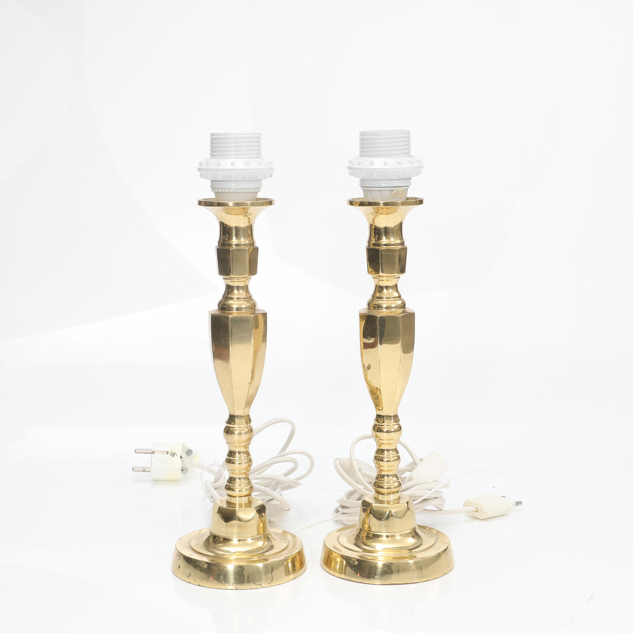 Lámparas de mesa, un par, de latón.