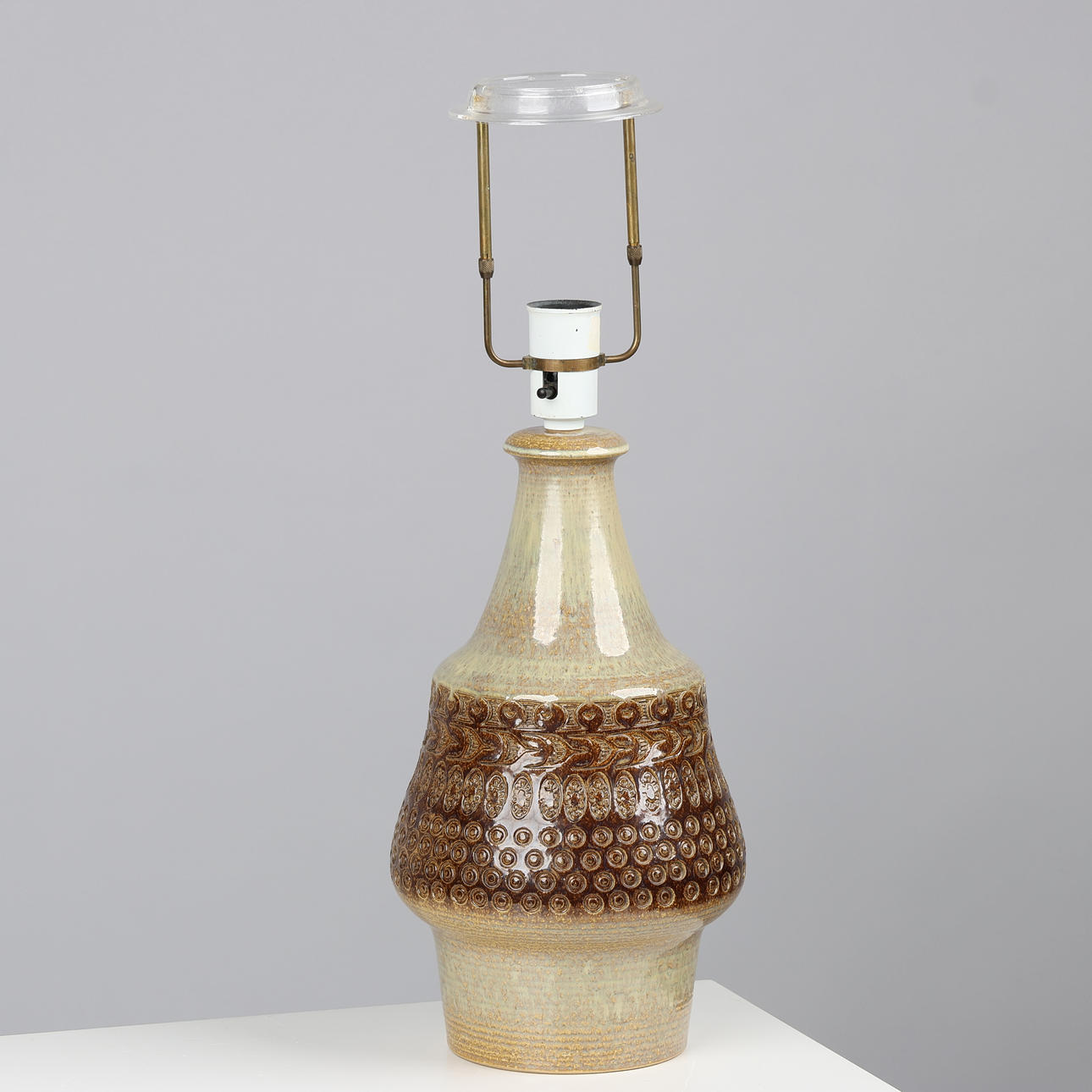 GERD HIORT PETERSEN (FØDT 1937). Table lamp in glazed stoneware with relief pattern, SØHOLM, Denmark, second half of the 20th century.