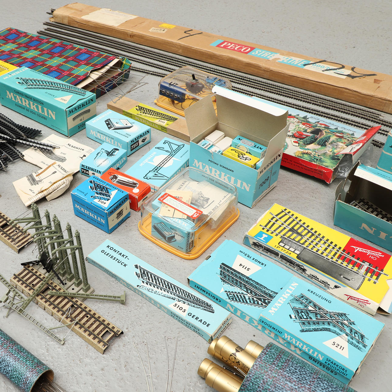 JÄRNVÄGSRÄLS m.m. parti, mestadels Märklin.