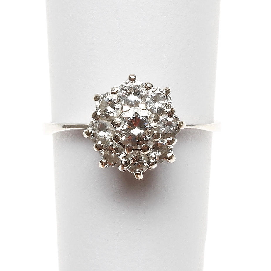 ROSETTRING MED DIAMANTER TOTALT CA 1 CT, 18k vitguld, total vikt ca 2,6 gr.