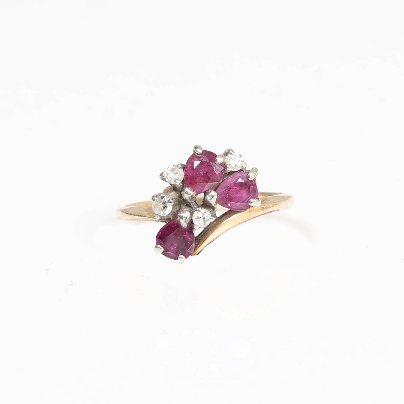 A 14 CARAT GOLD RUBY AND DIAMOND SET RING.