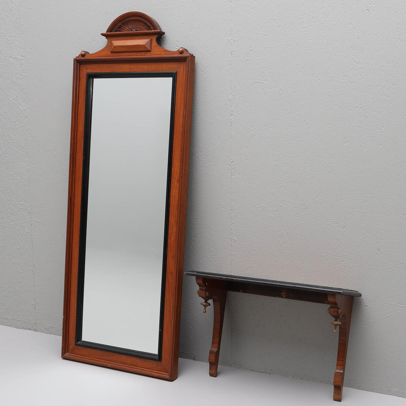 A 2-piece Neo-Renaissance mirror with console table, 18th/20th century.