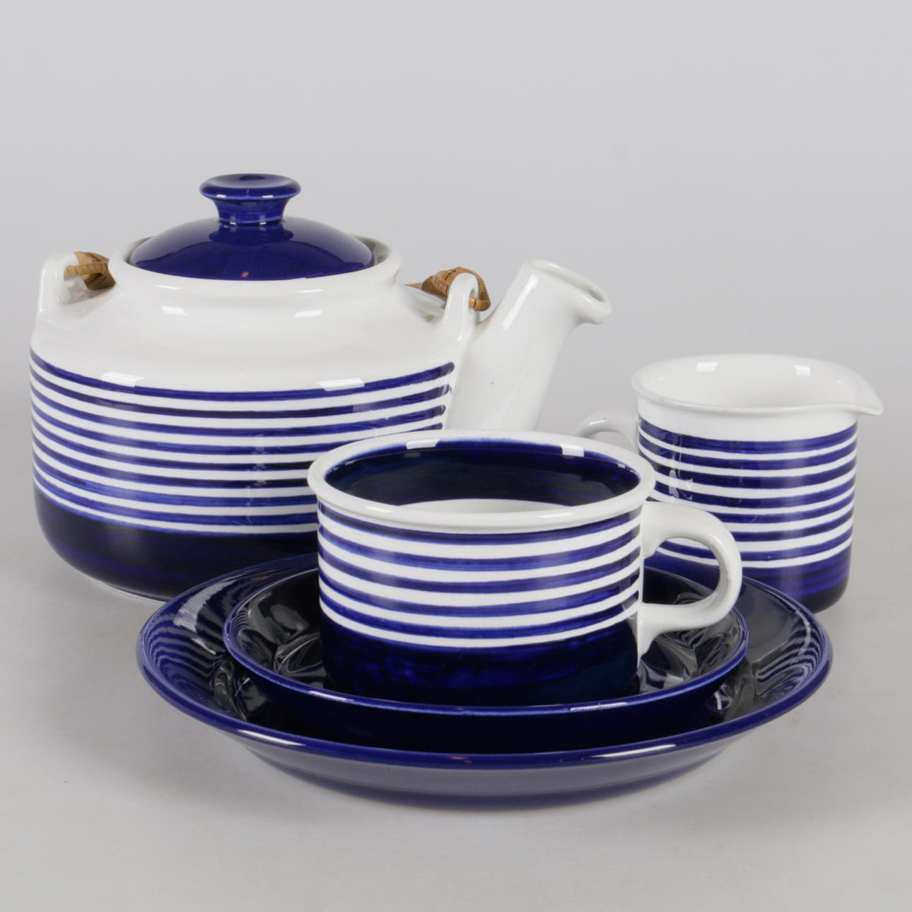 TESERVIS, 29 delar, porslin, "Kobolt", Karin Björkqvist.