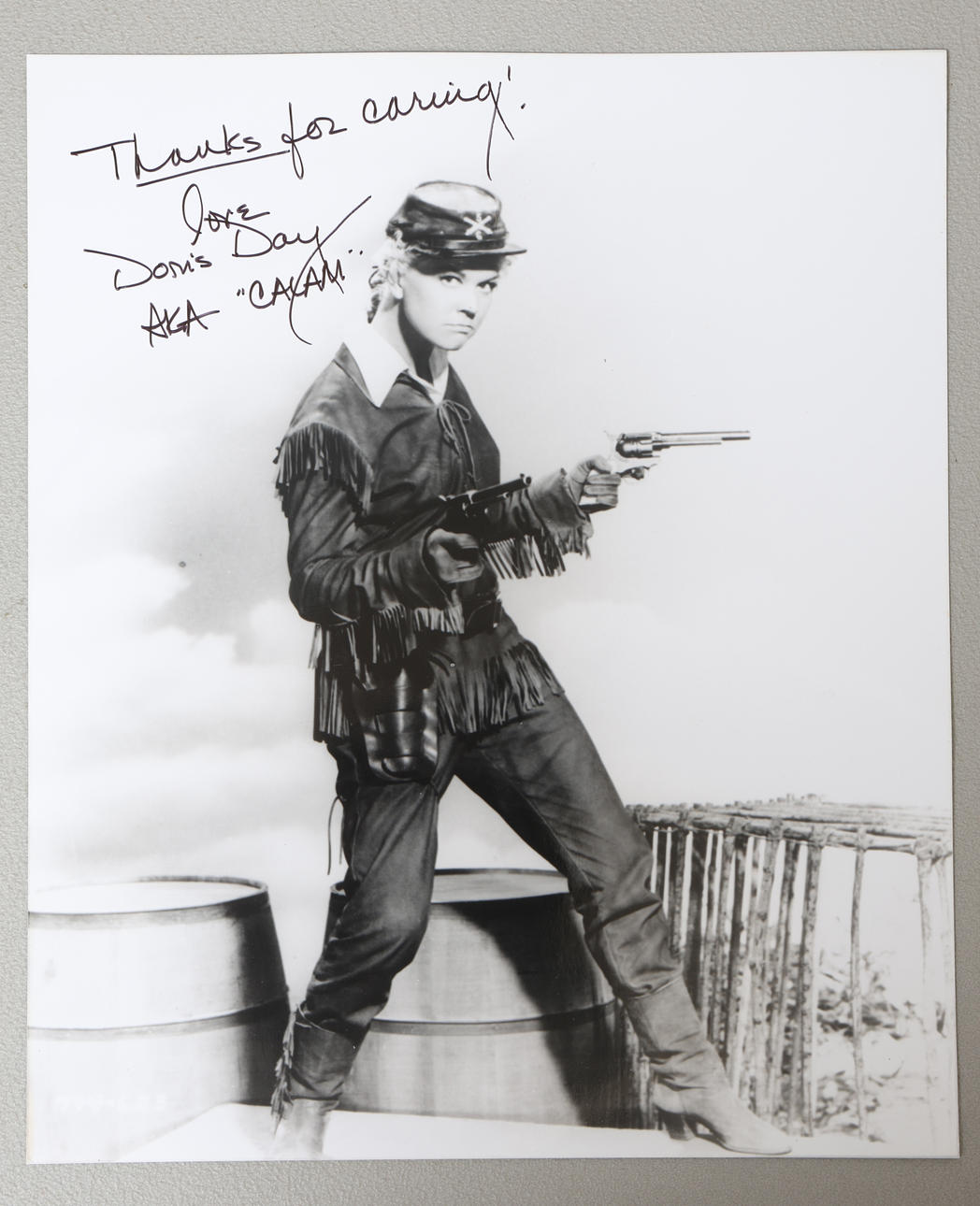 DORIS DAY, SIGNEERATTU MUSTAVALKOINEN VALOKUVA.