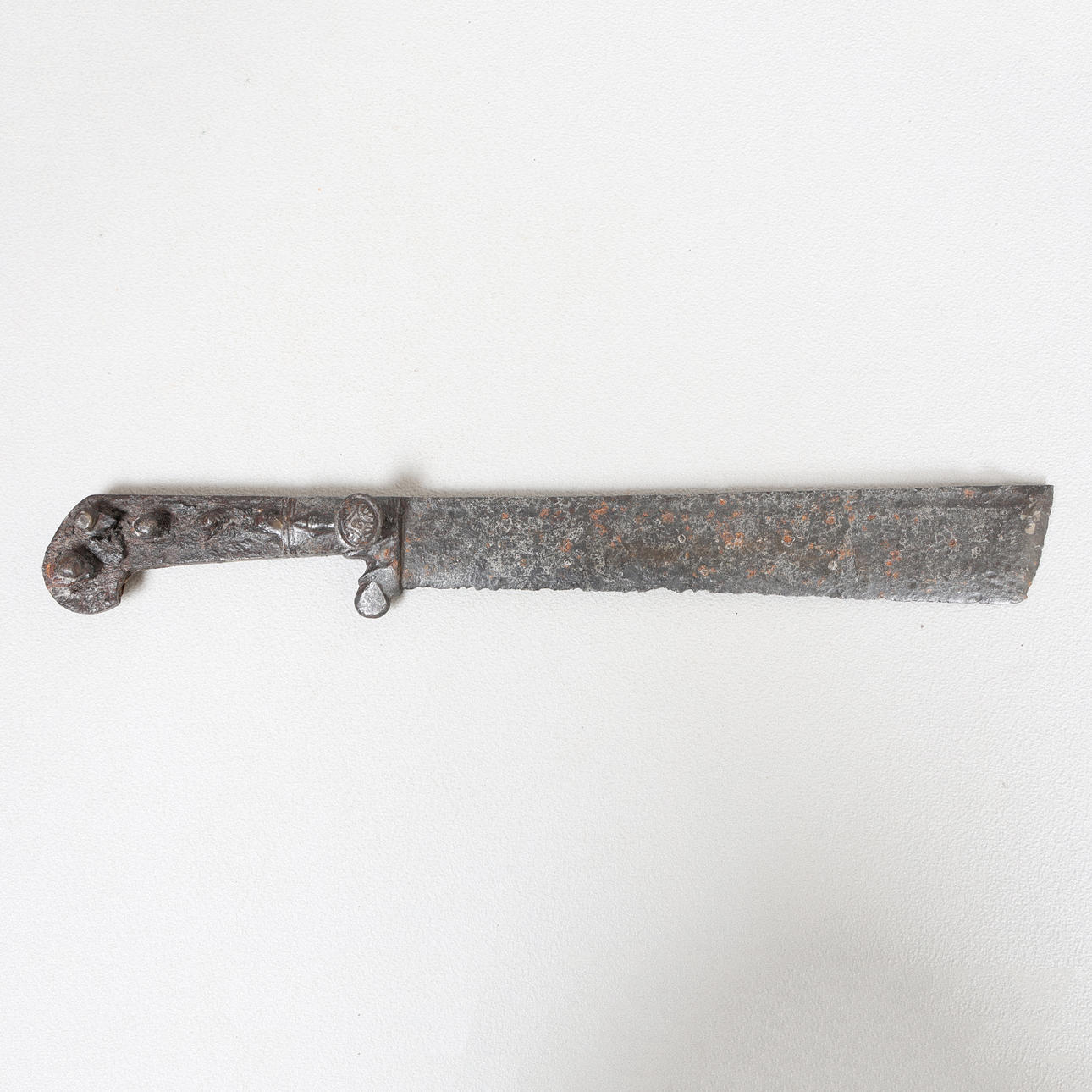 A 15TH CENTURY BAUERNWEHR TYPE KNIFE.