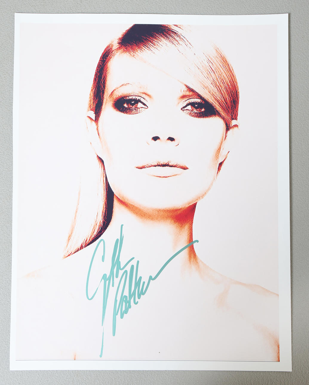 GWYNETH PALTROW, SIGNED COLOUR PHOTOGRAPH.