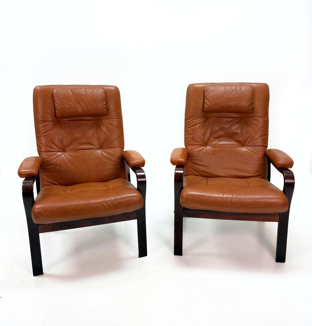 LÆDER LÆNESTOLE - Et par, mørkbejdset træ.