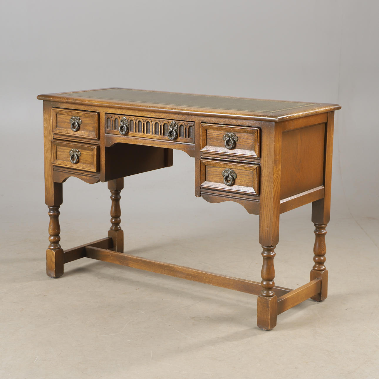 SCHREIBTISCH, EICHE MIT GRÜNER LEDERPLATTE, ENGLISCHER STIL.