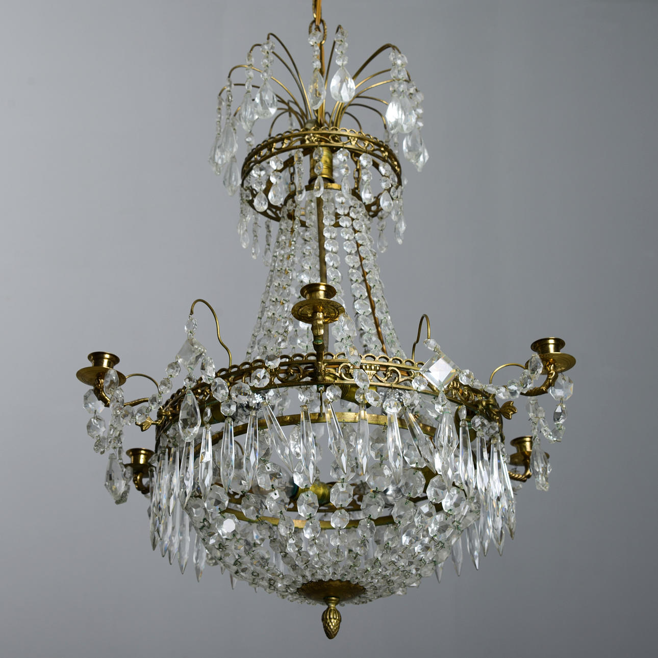 Un candelabro de estilo imperio, siglo XX.