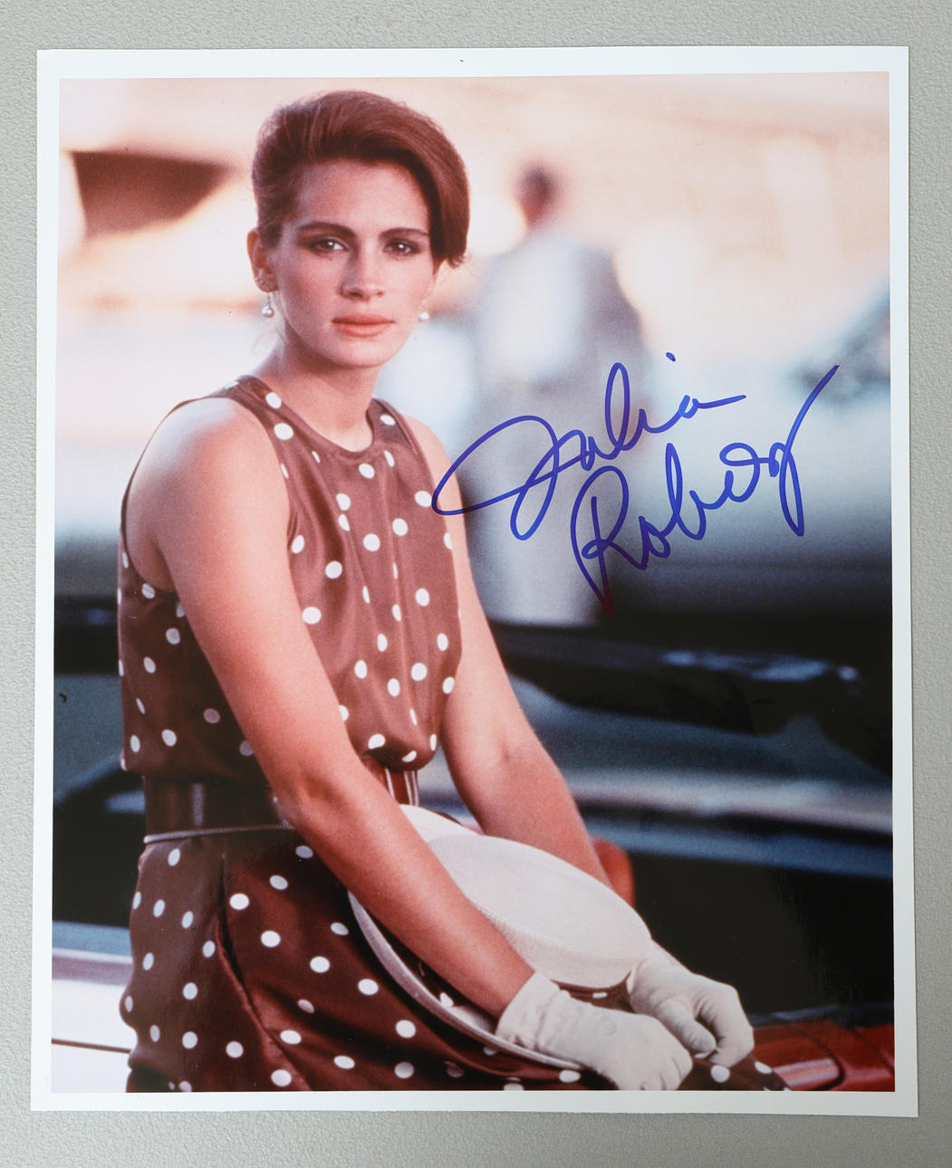 JULIA ROBERTS, SIGNED COLOUR PHOTOGRAPH.