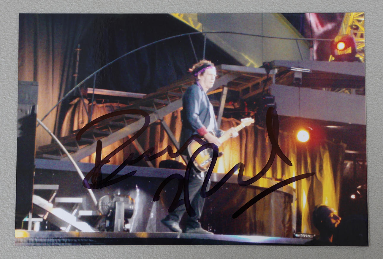 KEITH RICHARDS, SIGNED COLOUR PHOTGRAPH.