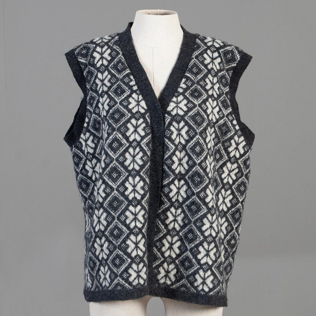 WEST BINGE. “Laholmsblomman”, wool, hand knitted.